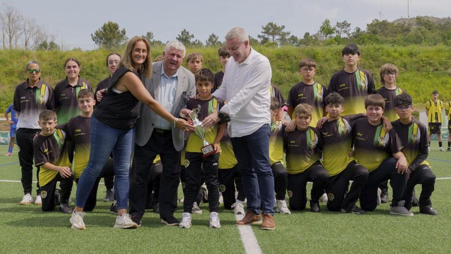 El equipo mixto del C.F. Caniza, campeón de Tercera Futgal