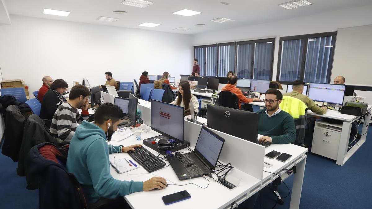 Trabajadores, en una de las empresas instaladas en Rabanales 21.