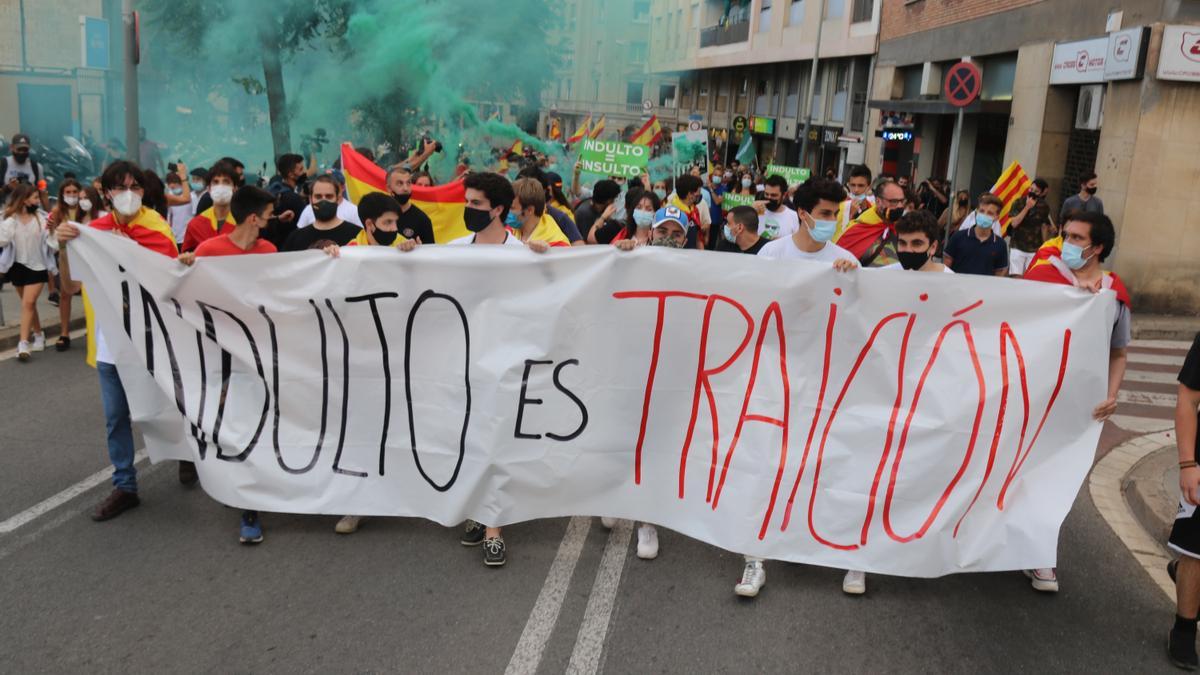 Una pancarta amb el lema &#039;Indult és traïció&#039; encapçala una manifestació contra la mesura de gràcia als presos independentistes