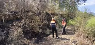 Refrescan la zona incendiada de Meira, que mantiene en alerta a Moaña