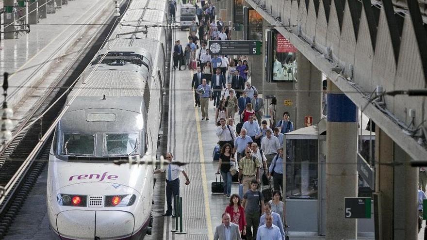 Un tren AVE, en la estación.