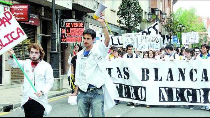 Estudiantes de la Facultad de Medicina, ayer, durante la manifestación que  recorrió las calles de Oviedo en dirección a la plaza de la Escandalera.