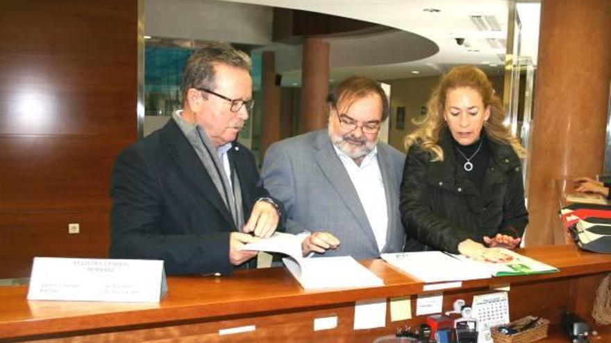 Entrega de la reivindicación por parte de miembros del Csif en Castelló.