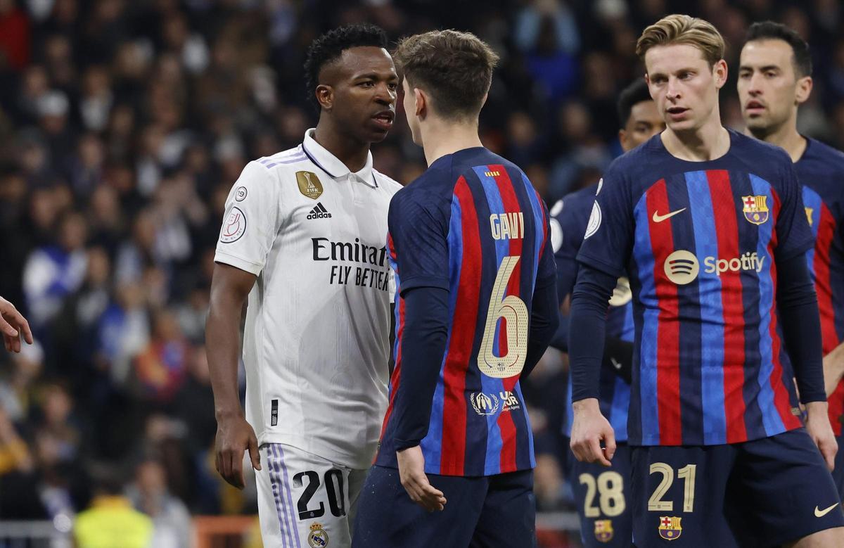 Especialmente tenso fue su pique con Gavi en la vuelta de las semifinales de Copa entre Barça y Madrid, que acabó saldándose con tarjeta amarilla para ambos. Y también se las tuvo con Ferran Torres Especialmente tenso fue su pique con Gavi en la vuelta de las semifinales de Copa entre Barça y Madrid, que acabó saldándose con tarjeta amarilla para ambos. Y también se las tuvo con Ferran Torres