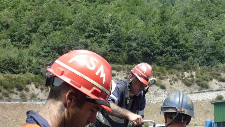 Angustiosa espera en Cerredo tras el derrabe