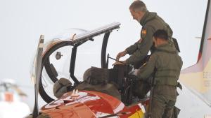 El rey Felipe VI se pone a los mandos del avión de entrenamiento Pilatus, con el que se formará Leonor.