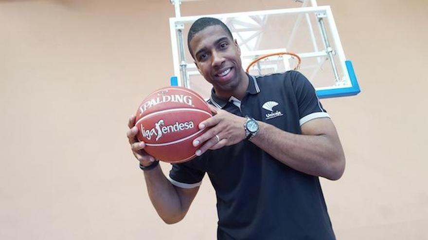 Richard Hendrix, sonriente, en su presentación como nuevo jugador del Unicaja.