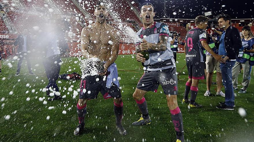 Los jugadores del Granada celebran el ascenso en Mallorca