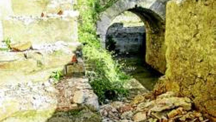 Cultura convoca la restauración de la muralla derrumbada en La Galera