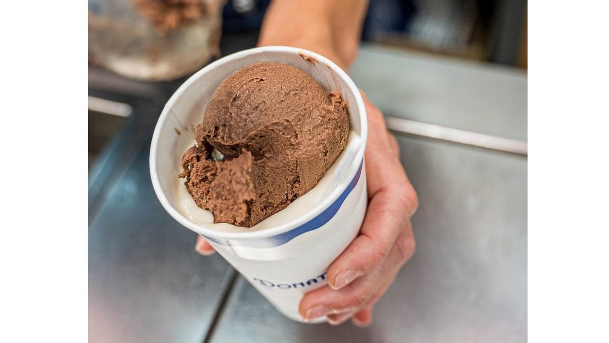 El Cubanito de Planelles Donat: vaso de horchata con una bola de helado de chocolate.
