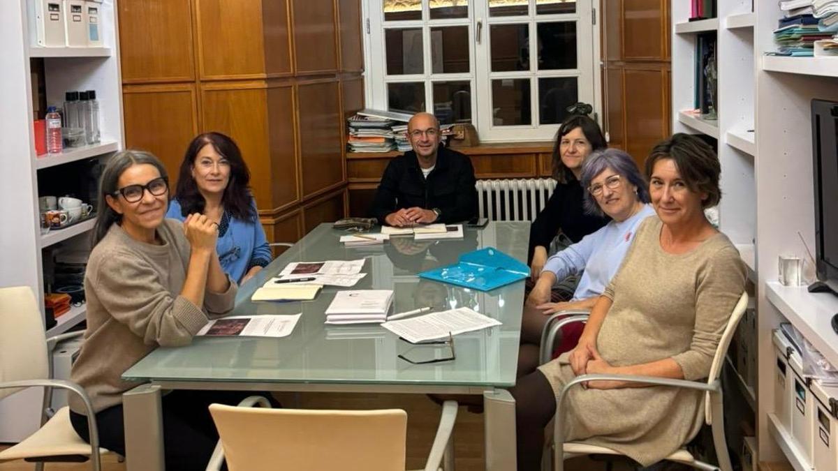 Los concelleiros no adscritos de Santiago en una reunión con la cooperativa Alvariza