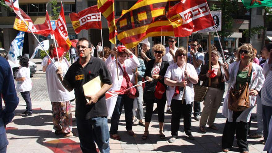 La junta de personal de l&#039;hospital Josep Trueta, ahir, davant la seu de la Generalitat a Girona.
