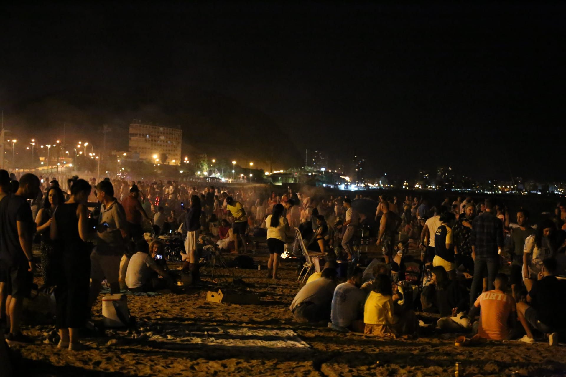 Vuelve la tradición de las hogueras a las playas de Alicante, pero sin botellón