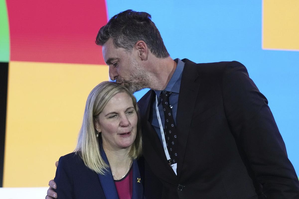Pau Gasol felicita a Kirsty Coventry tras su elección como nueva presidenta del COI.