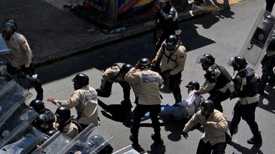 Al menos tres muertos y una veintena de heridos en protestas en Venezuela