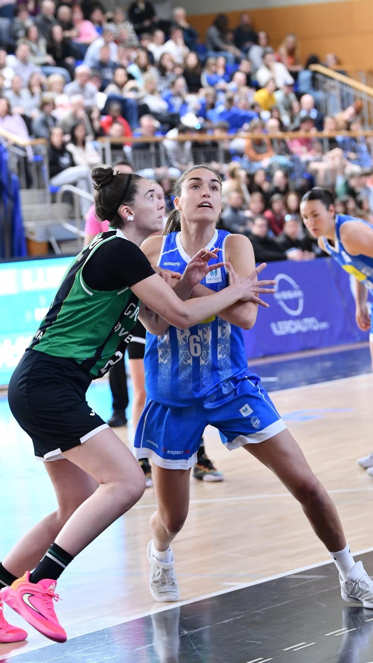 Rebeca Cotano i Marina Mata, durant el partit