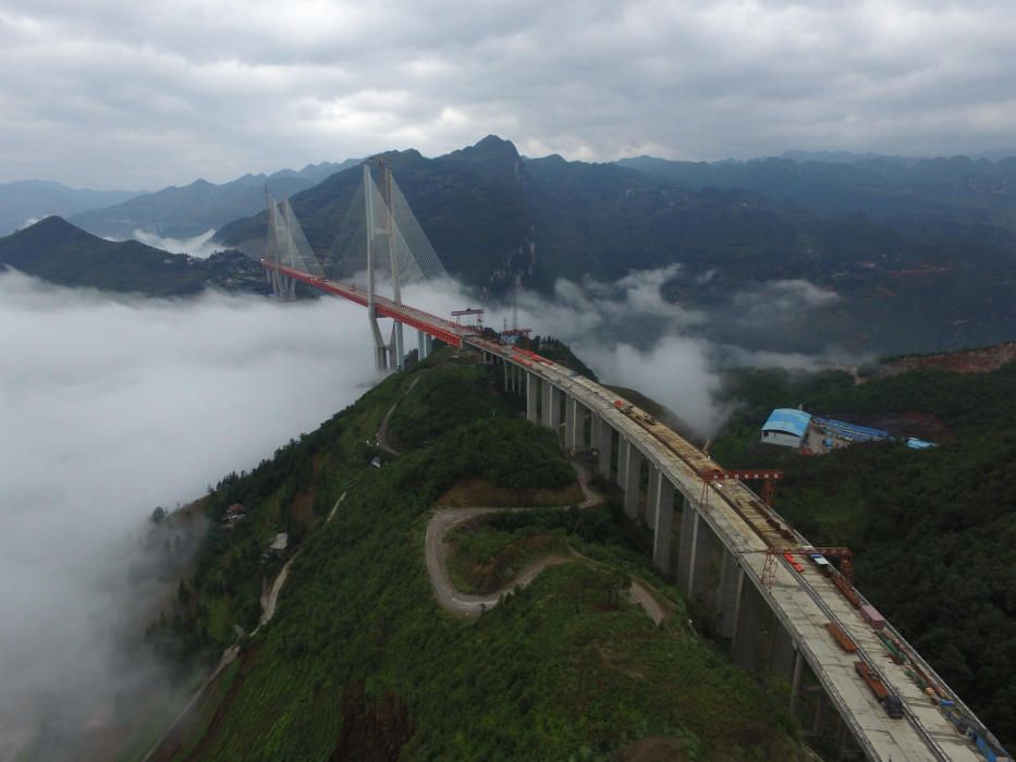 Una vista aérea de un puente en construcción que unirá dos provincias en Bijie, provincia de Guizhou, China.