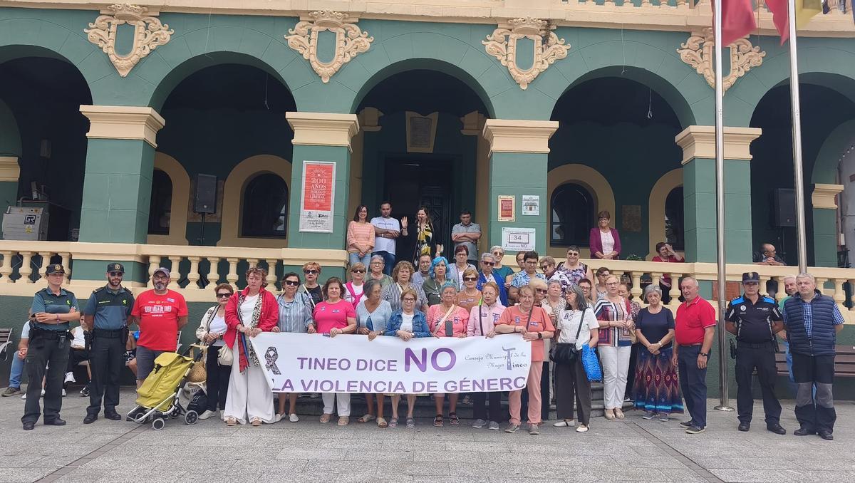 Concentración en honor a Laura Cruz en Tineo