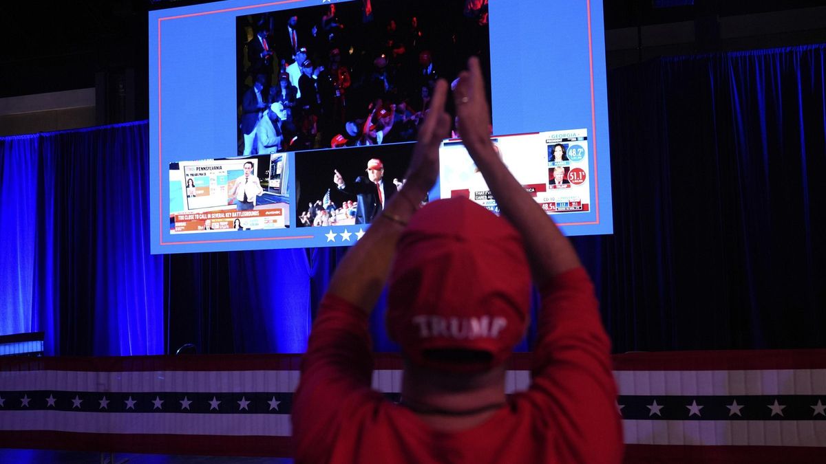 Seguidores de Trump en su 'cuartel' general