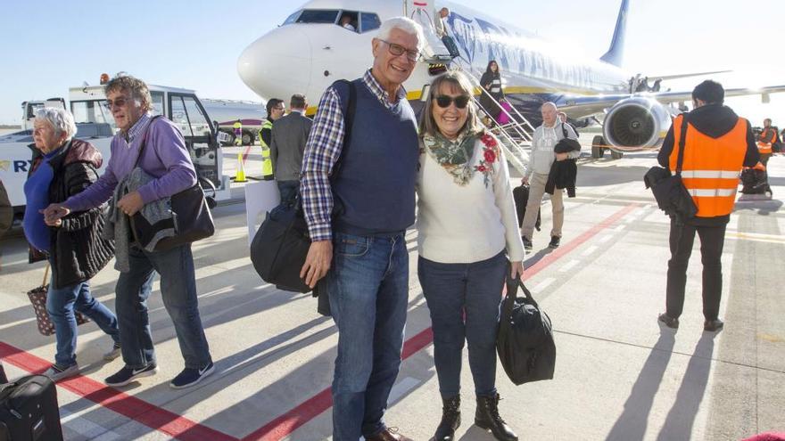 Annie Holdsworth y su esposo Peter, los primeros pasajeros en tocar tierra.