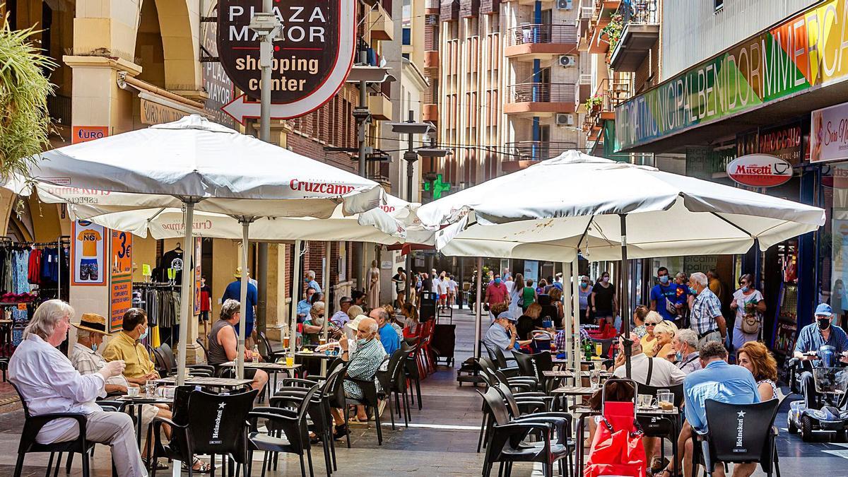 Turistas en una zona de terrazas de Benidorm esta semana, donde los españoles representan el 90% de los turistas.  | DAVID REVENGA