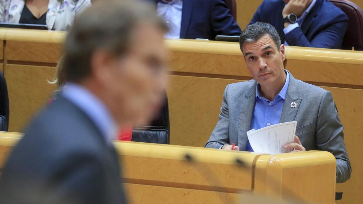 Sánchez y Feijóo chocan nuevamente en el Senado sobre la situación económica y sobre cómo superar la crisis.