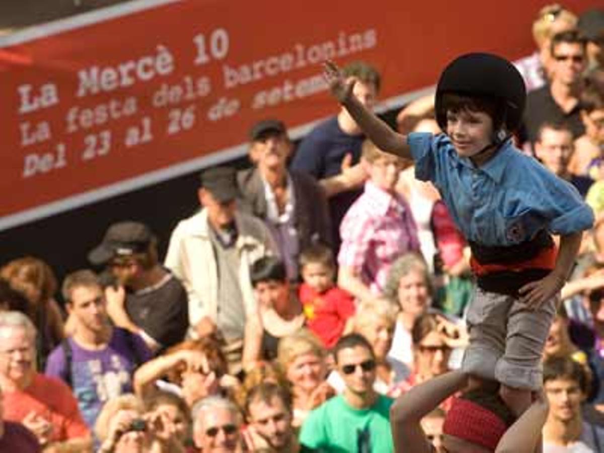 Trabucaires, castellers, gegants i capgrossos han animat la festa de Barcelona.