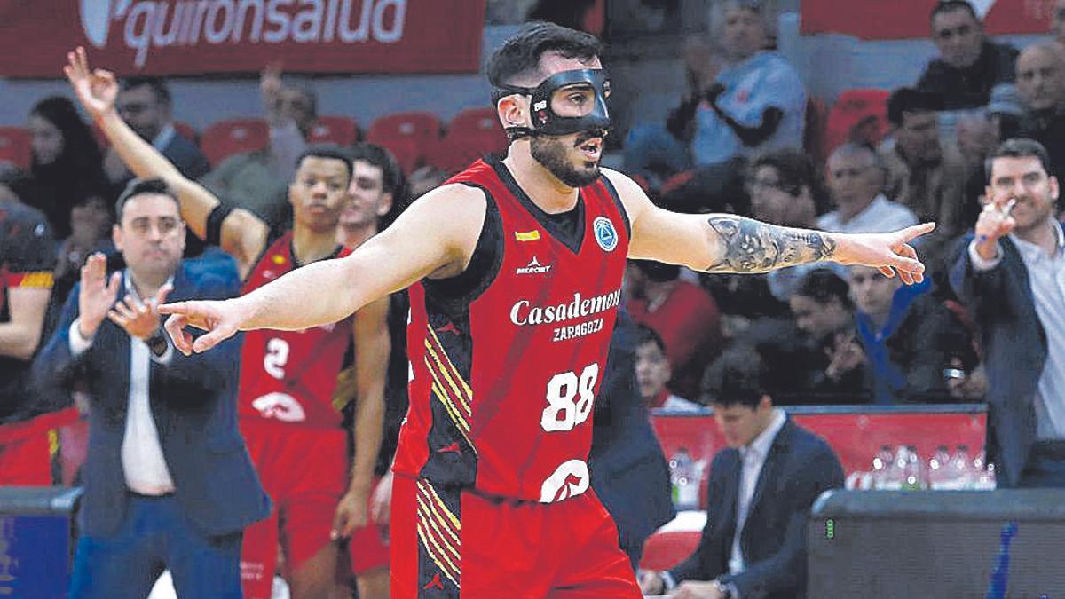 Didac Cuevas celebra un triple en la victoria ante el Gravelines en el Príncipe Felipe.