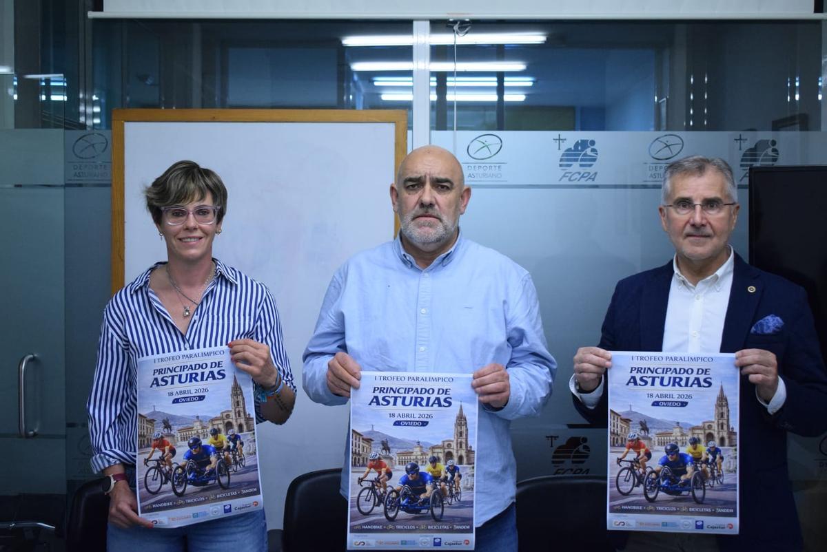De izquierda a derecha, Verónica Rodríguez, atleta paraolímpica profesional; Manuel Prieto, presidente de la Federación Asturiana de Ciclismo, y Carlos Siñeriz, director de la Fundación Cajastur.