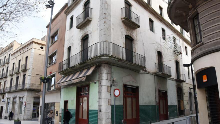 L&#039;edifici a la cruïlla de la ambla i el carrer Sant Pau.