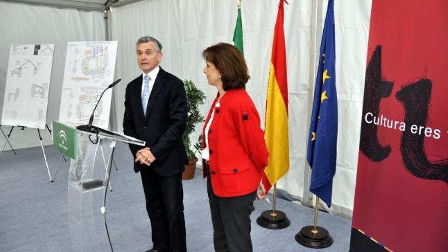 El consejero de Cultura, Paulino Plata, y la delegada de la Junta en Málaga, Remedios Martel.