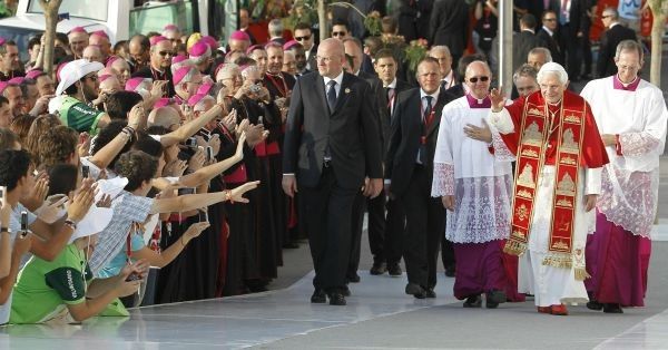 Miles de jóvenes dan la bienvenida a Madrid a Benedicto XVI