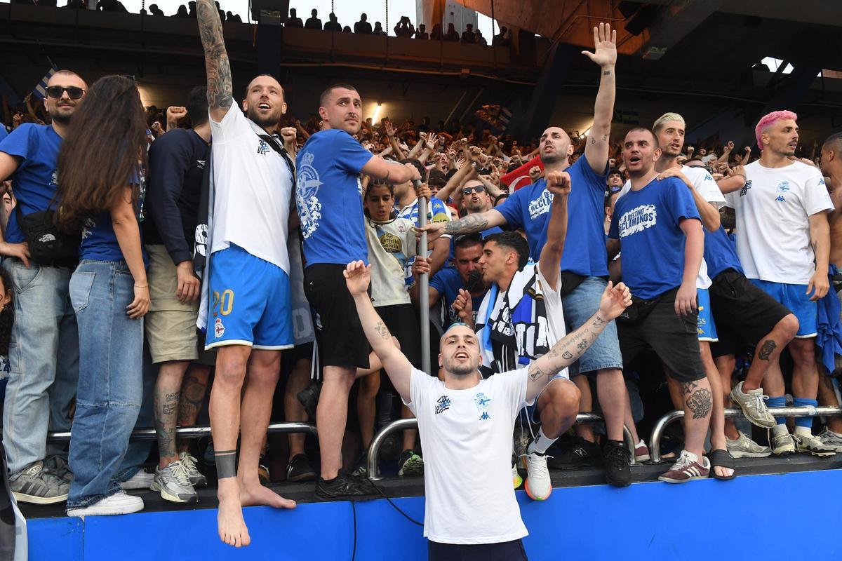 Así fue la invasión de aficionados en el campo en la celebración tras el partido en Riazor
