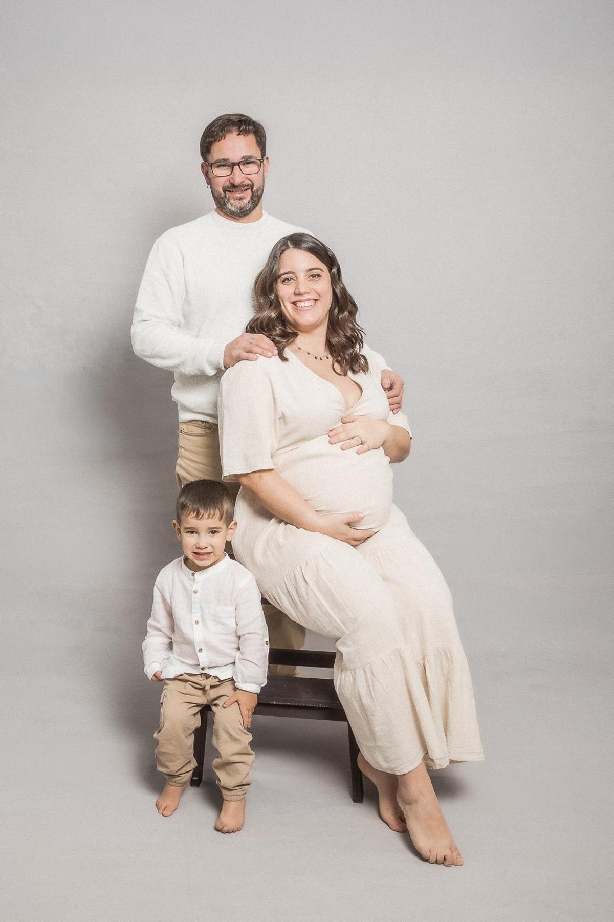 Irene junto a su pareja y su hijo