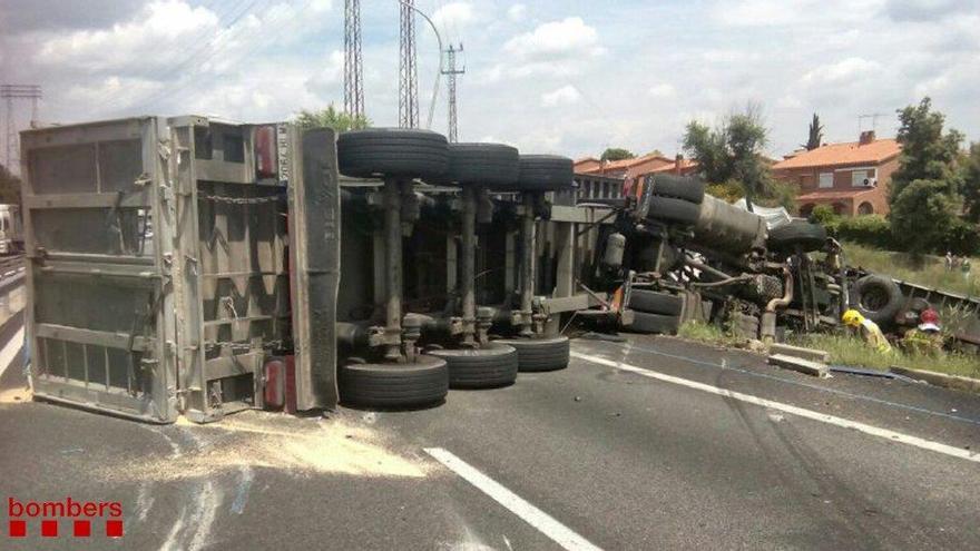 Imatge del camió bolcat, aquest dimarts al migdia