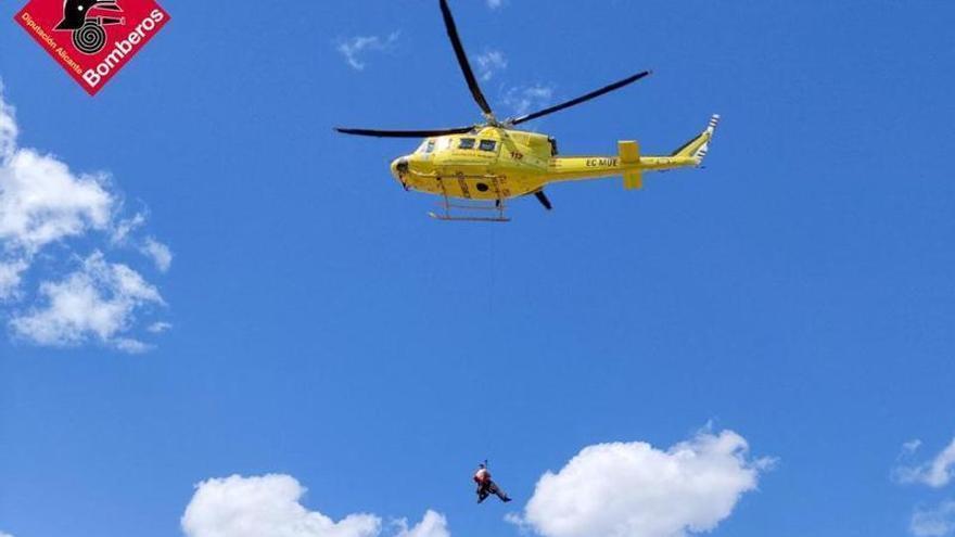 Un joven es rescatado en helicóptero en El Campello