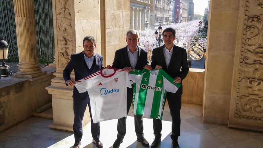 El alcalde de Sevilla, José Luis Sanz, en el Ayuntamiento, junto a los presidentes del Sevilla Fútbol Club, José María del Nido Carrasco y del Real Betis Balompié, Ángel Haro.