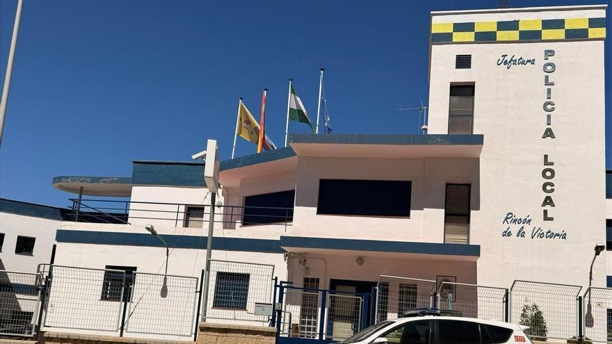 La Policía Local de Rincón de la Victoria evita el suicidio de una persona que amenazaba con lanzarse desde una azotea