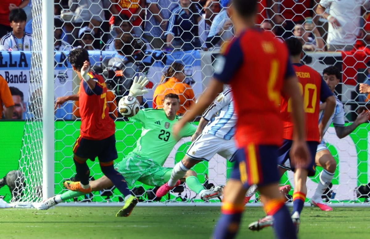 Ferran Torres remata en el gol que ha dado el título a España en la final del Mundial.
