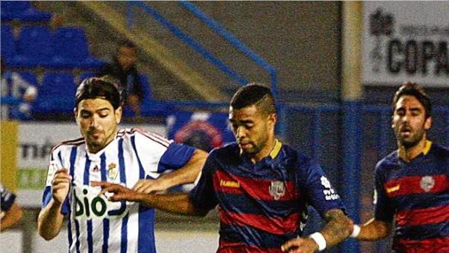 Giva pressionat pels jugadors del Ponferradina en el partit d&#039;ahir a Palamós.