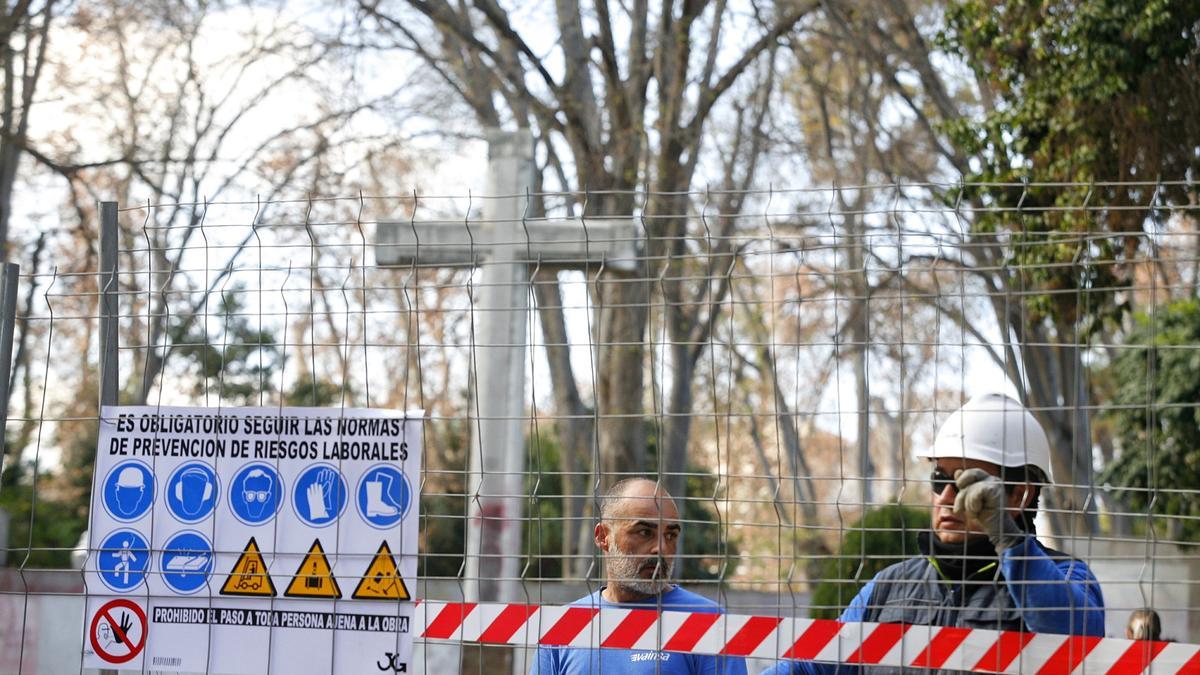 Obras del vallado del recinto, este martes, en Castelló.