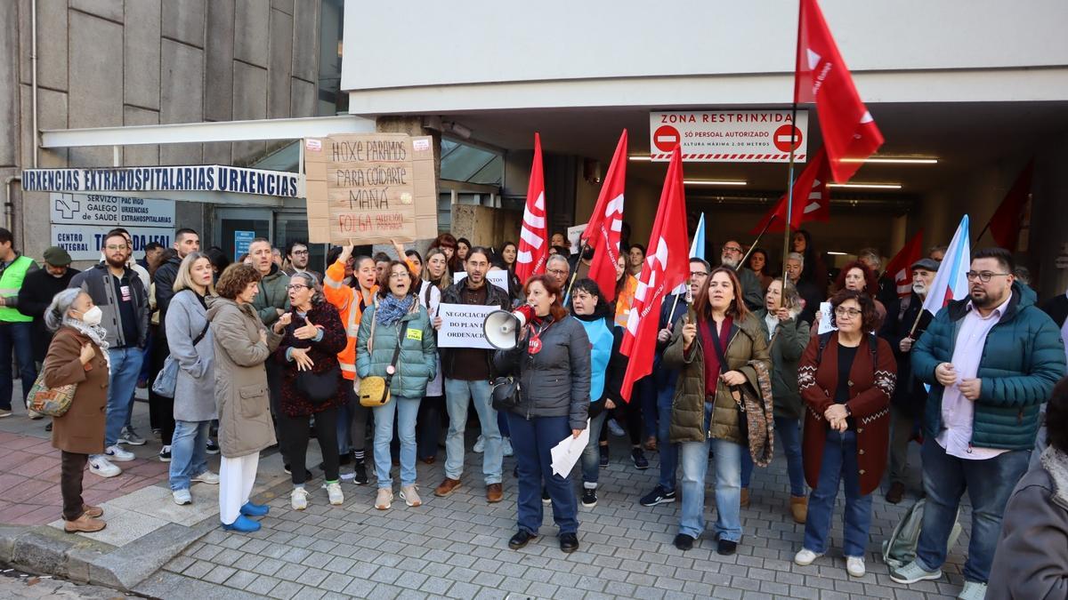 Concentración, ayer, ante el PAC de Vigo, por la huelga en Atención Primaria.
