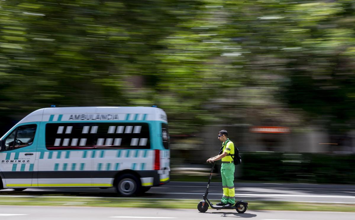 Un usuario de patinete circula por Sant Joan junto a una ambulancia, este miércoles