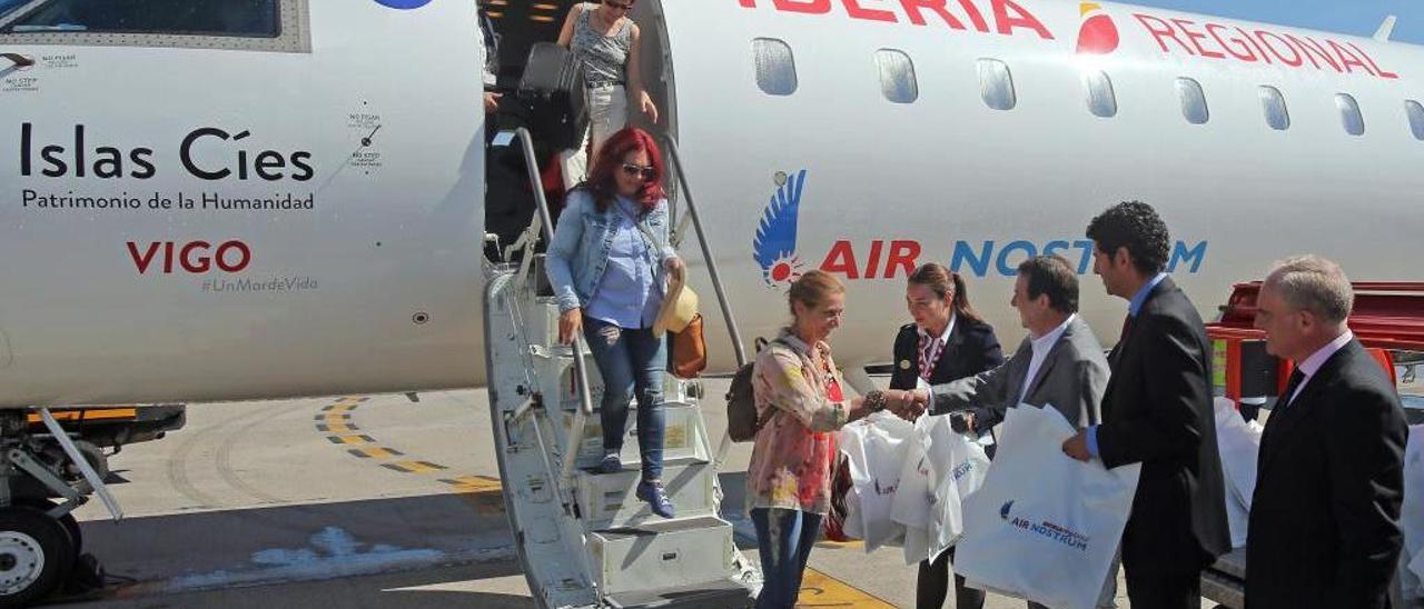 El alcalde, Abel Caballero, y responsables de Air Nostrum, recibiendo a viajeros en el aeropuerto de Vigo. // Ricardo Grobas