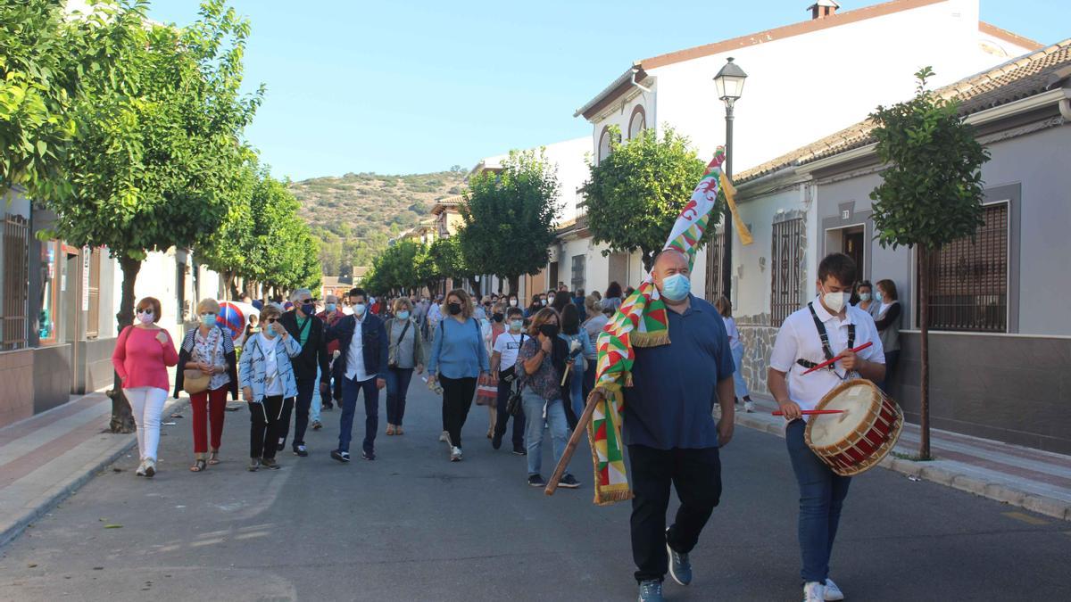 El tambor anuncia el paso de la Virgen de la Sierra.