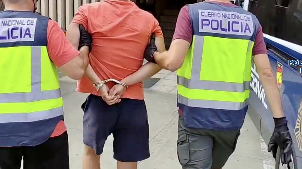 Agentes de la Policía Nacional durante la detención de un joven en Santa Cruz de Tenerife.