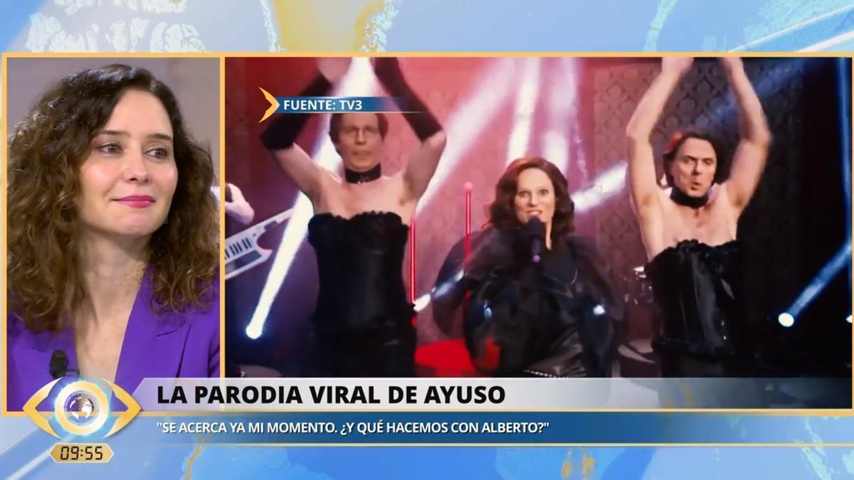 Ayuso mira su parodia (‘La mirada crítica’, Telecinco).