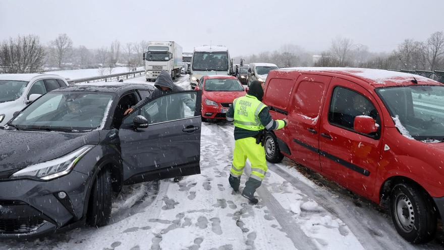 Una fuerte nevada obliga a cortar autovías de Castilla y León