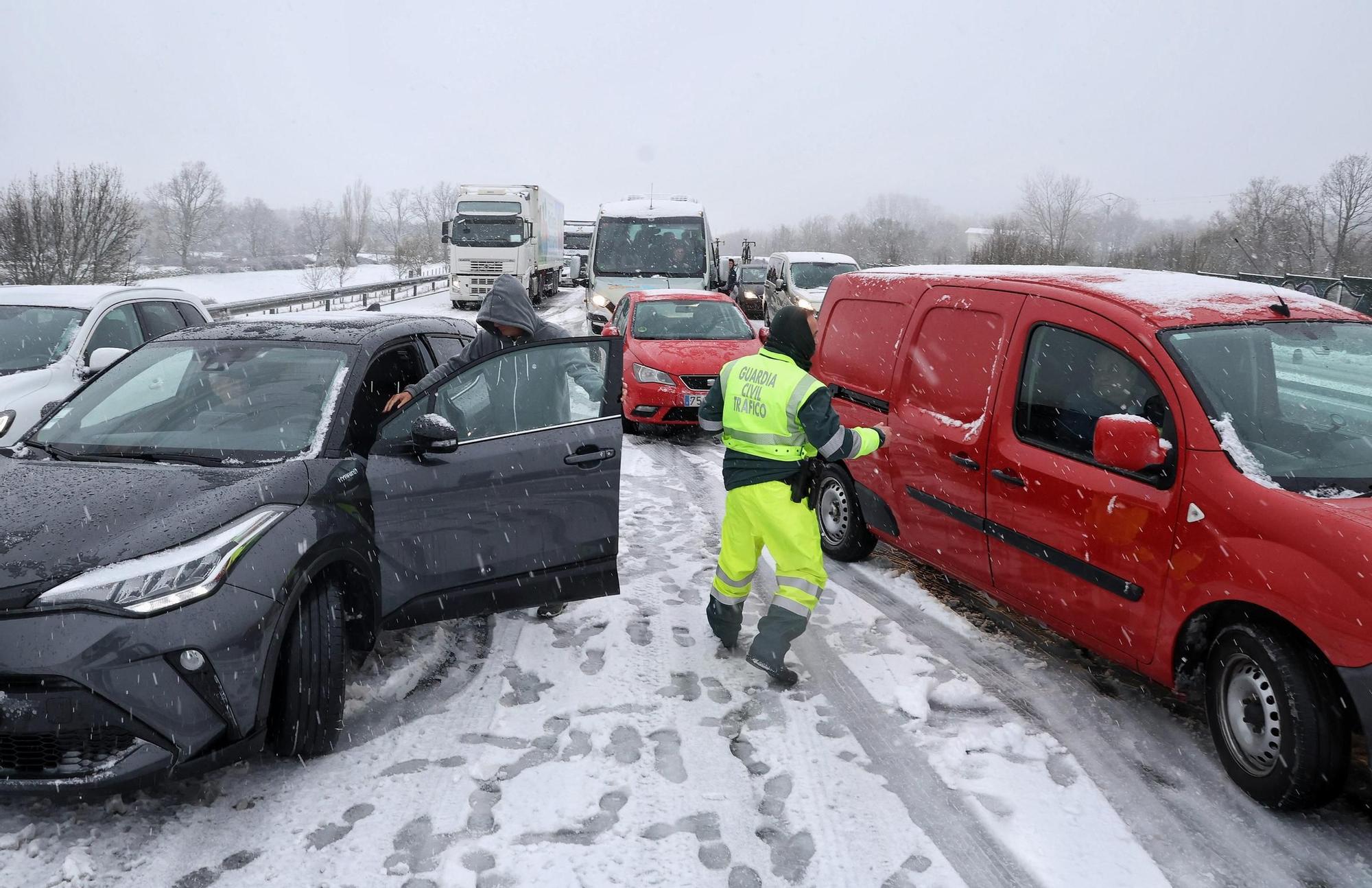 Una intensa nevada complica la circulación durante horas y obliga a cortar las principales autovías de Castilla y León