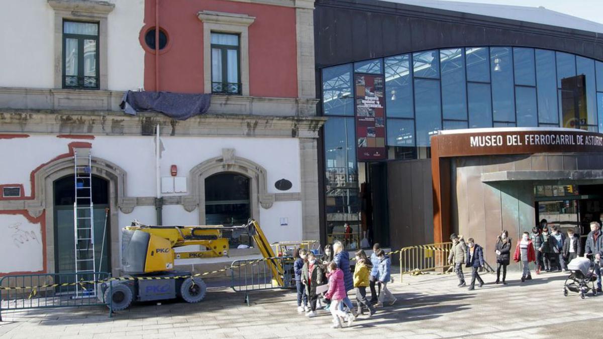 La fachada del Museo del Ferrocarril cambia de color | MARCOS LEÓN